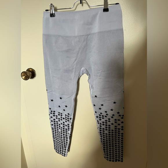 Fabletics SET High-Waisted Seamless Star Capri & Star Seamless Bra - Picture 3 of 8